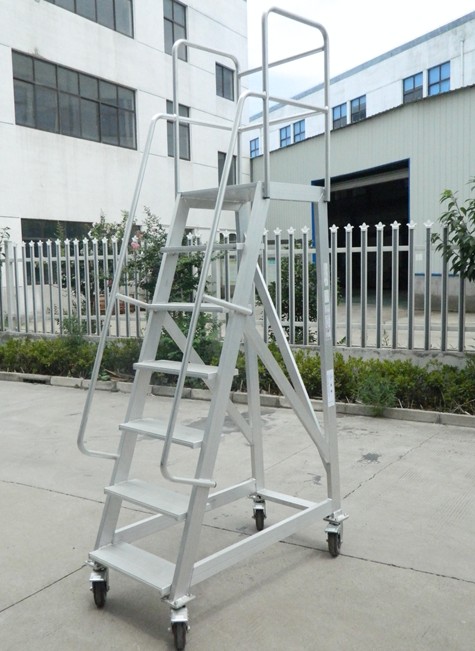 “鋁合金梯子，外面太危險(xiǎn)，室外壽命只能一年”